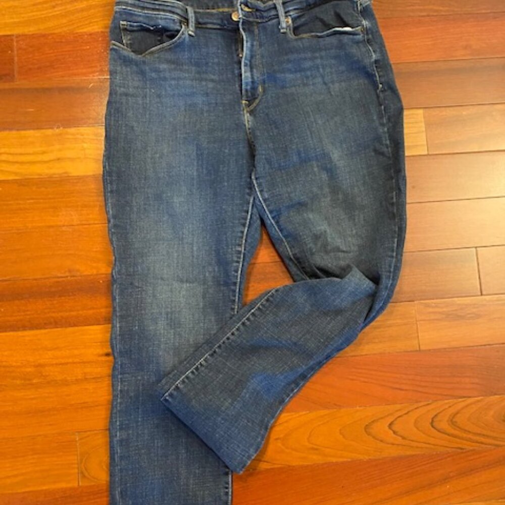 Levi's Women's Classic Straight Leg Medium Wash Denim Blue Jean W32 L29 14M